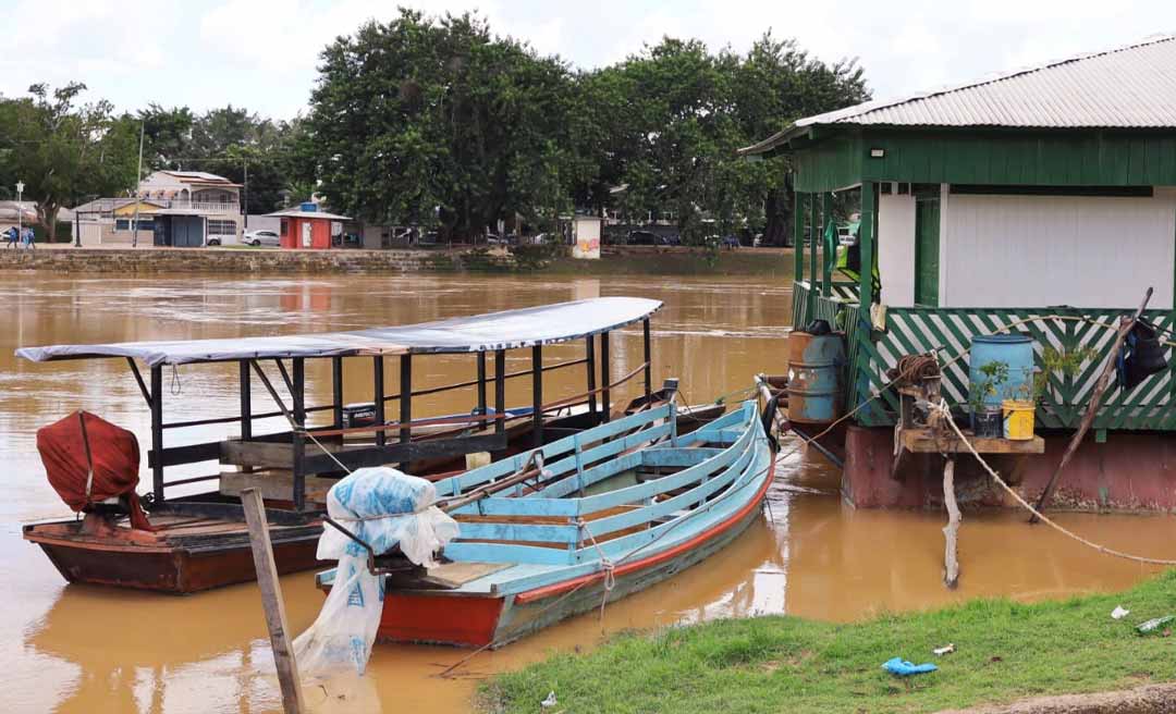 Com registro de 84,40 milímetros de chuva nas últimas 24 horas, nível do Rio Acre se aproxima da cota de alerta na Capital