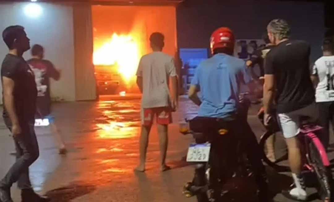 Caminhão pega fogo dentro de armazém e por pouco uma tragédia não é registrada em Tarauacá