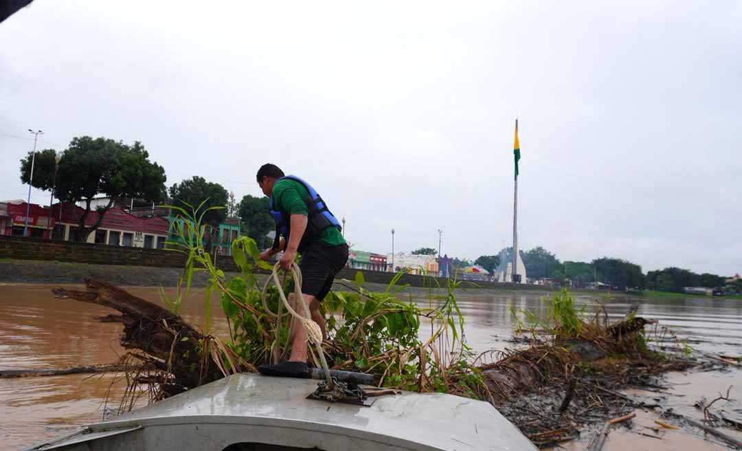 Deracre inicia retirada de balseiros acumulados nos pilares de pontes em Rio Branco