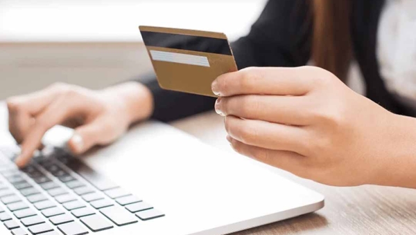 Instituição financeira é condenada a indenizar cliente por cobranças indevidas no cartão de crédito