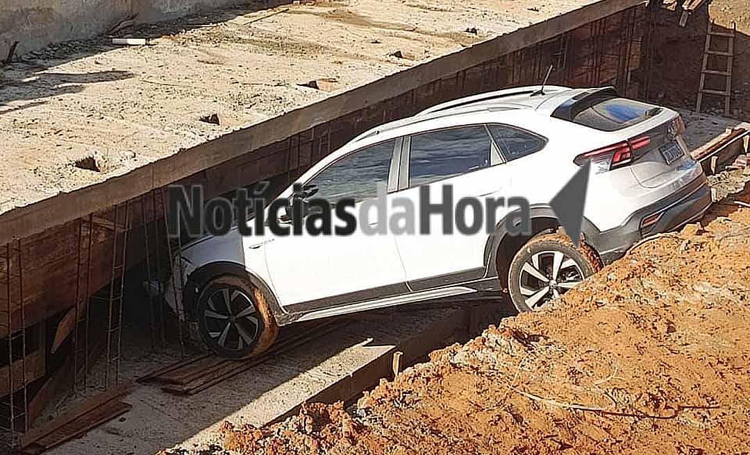 Carro invade trecho interditado e cai em vala de obra de viaduto em Rio Branco