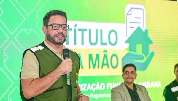 Famílias de quatro bairros de Rio Branco recebem títulos de propriedade em cerimônia com governador Gladson Camelí