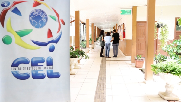 SEE abre mais de 700 vagas gratuitas em cursos de línguas para o primeiro semestre de 2026