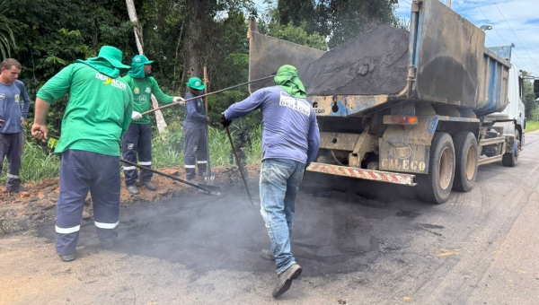 Deracre realiza operação tapa-buraco na AC-405 em Mâncio Lima