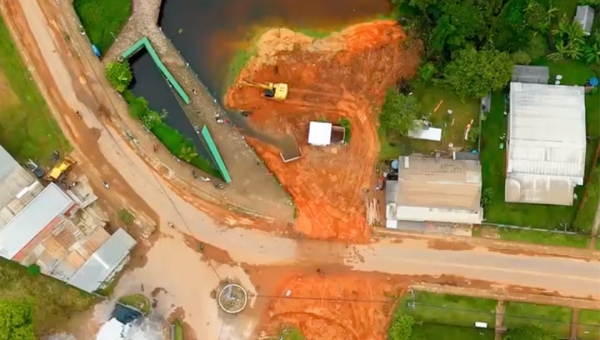Prefeitura de Feijó realiza obras de drenagem em local que moradores sofriam com alagação