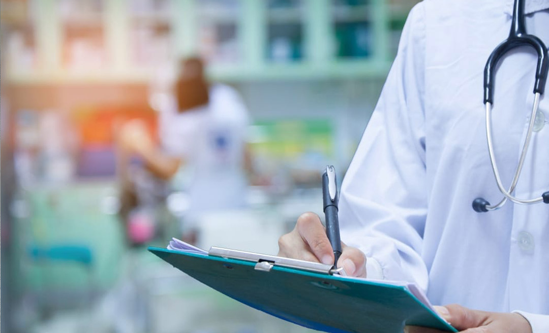 Nova regra do Cofen padroniza prescrição de medicamentos por enfermeiros; veja o queida com a resolução