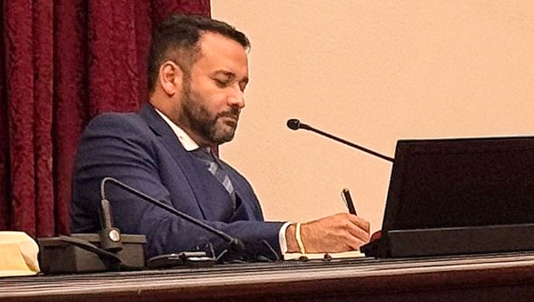 Em Sevilha, Aberson Carvalho representa o Acre e media debate sobre o Sistema Nacional de Educação