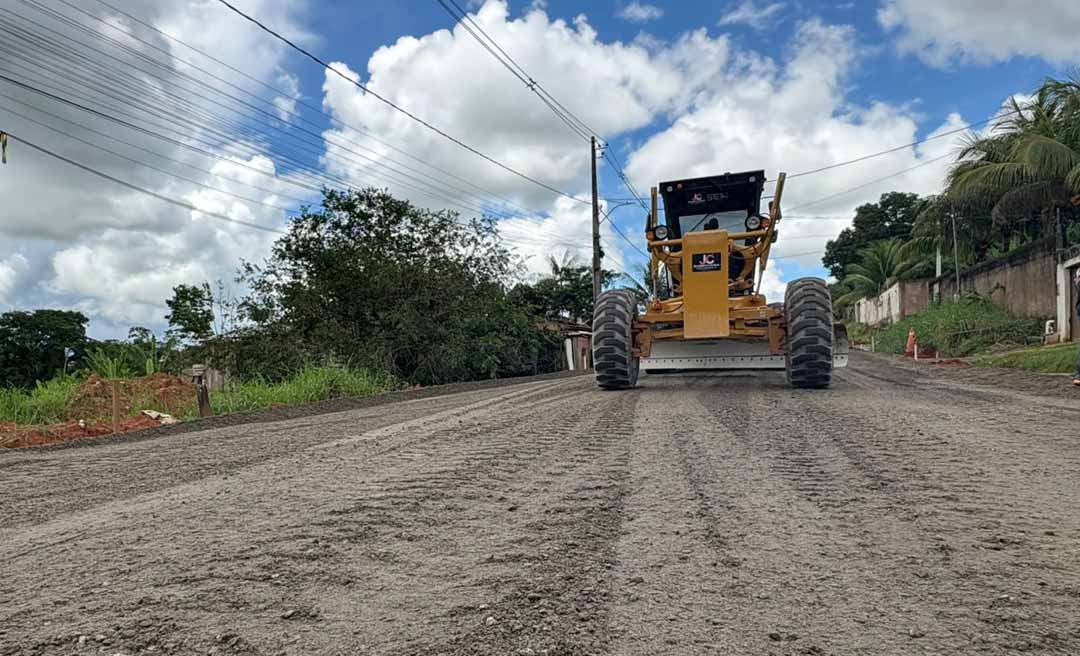 Deracre avança na base da pavimentação da Estrada Dias Martins