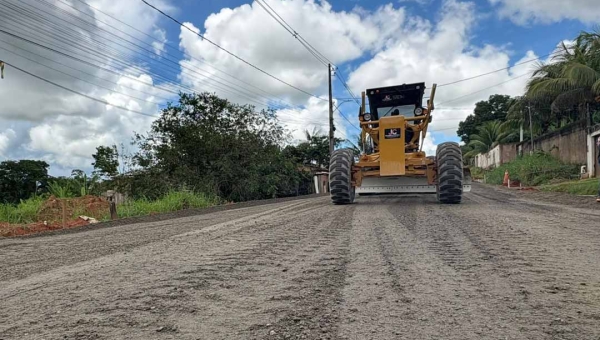 Deracre avança na base da pavimentação da Estrada Dias Martins