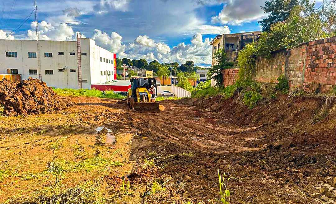 Deracre executa obras de pavimentação e infraestrutura no pátio da nova sede do Samu, em Rio Branco
