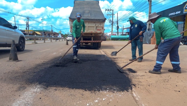Deracre realiza tapa-buraco na AC-040, entre os quilômetros 7 e 8, em Rio Branco