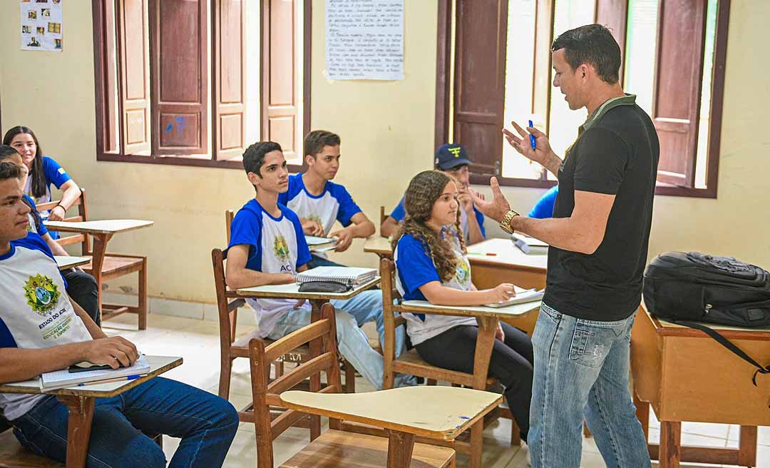 Novo piso nacional do magistério fica acima de R$ 5 mil e vale retroativamente a janeiro; valor deve ser respeitado por Estados e municípios