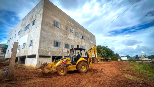 Obras de contenção, pavimentação e limpeza no pátio da nova sede da CGE são executadas pelo Deracre