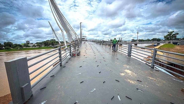 Deracre atua em novas frentes de obra na Passarela Joaquim Macedo durante execução por etapas