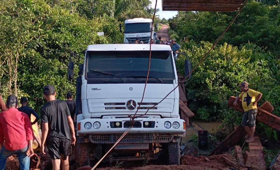 Caminhão derruba ponte em ramal de Senador Guiomard e moradores denunciam abandono e risco de tragédia