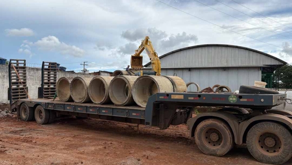 Após enxurrada que danificou pontes e ramais, Deracre envia insumos e máquinas para ajudar Brasileia