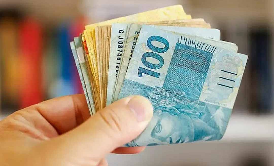 Reajuste do salário mínimo, fixado em R$ 1.621, passa a valer e altera pagamentos de trabalhadores e beneficiários do INSS