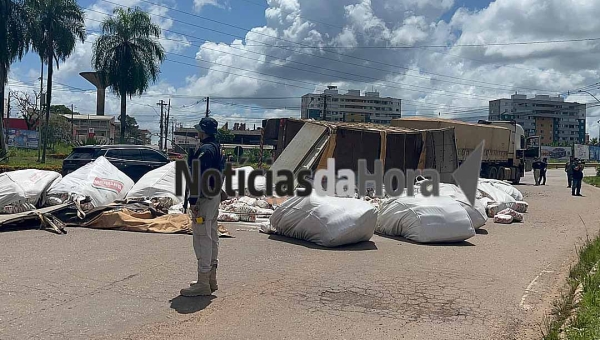 Parte traseira de compartimento de carreta bitrem tomba após passar por rotatória e causa transtornos no trânsito em Rio Branco