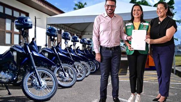 Gladson e Mailza entregam veículos, equipamentos e cestas básicas para fortalecer assistência social
