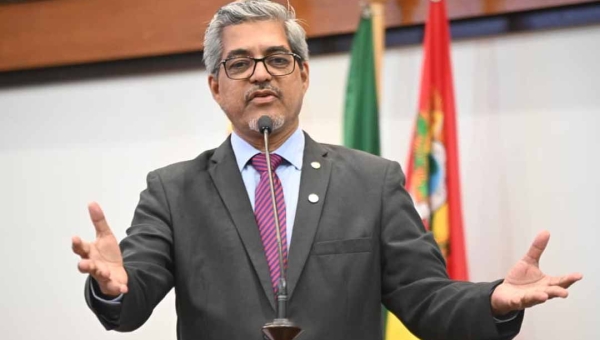 Edvaldo Magalhães mostra prejuízos acumulados por professores prestes a completar 50 meses da alteração da tabela da educação