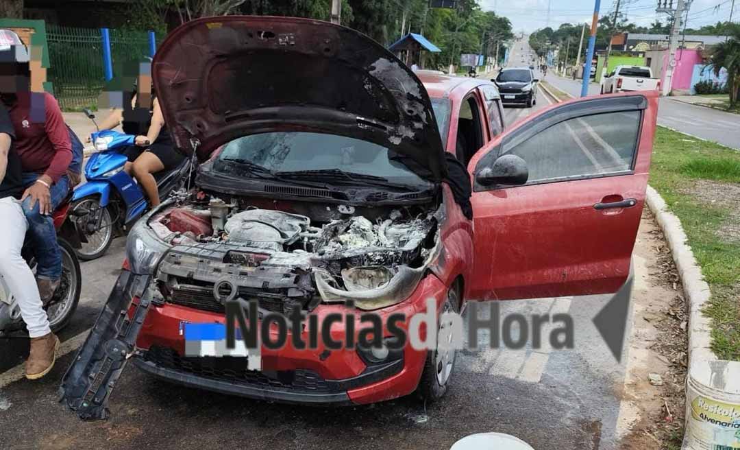 Carro tem princípio de incêndio enquanto trafegava na Avenida da Rocha Viana, em Rio Branco
