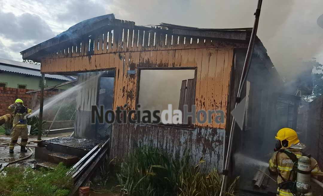 Curto-circuito pode ter causado incêndio que destruiu casa de trabalhador no bairro Bosque