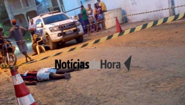 Jovem é executado com tiros na cabeça ao sair de bar em Xapuri; vítima de 22 anos foi surpreendida por dupla em motocicleta