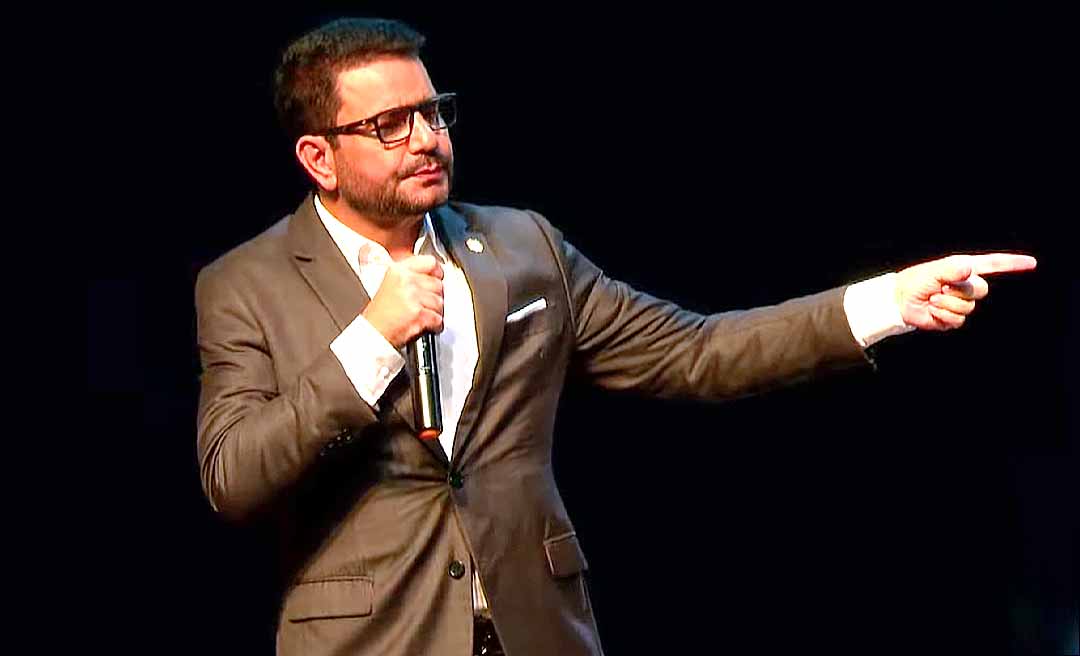 Gladson desabafa durante discurso e diz que adversários querem assassinar sua reputação