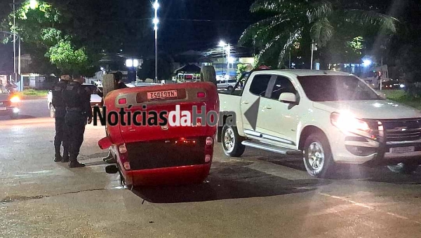 Acidente entre veículos provoca capotamento na rotatória da Corrente, em Rio Branco