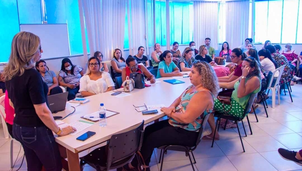 Rio Branco capacita profissionais de saúde para vacina contra a dengue antes da chegada das doses