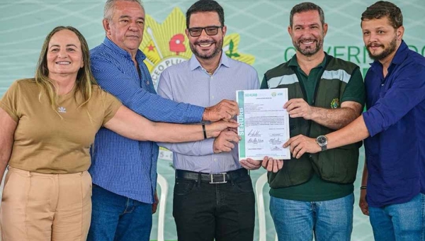 Governador Gladson Camelí assina contrato para construção de casas populares em Plácido de Castro