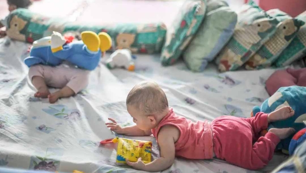 Pobreza afeta desenvolvimento de bebês desde 6 meses, mostra pesquisa realizada por universidade