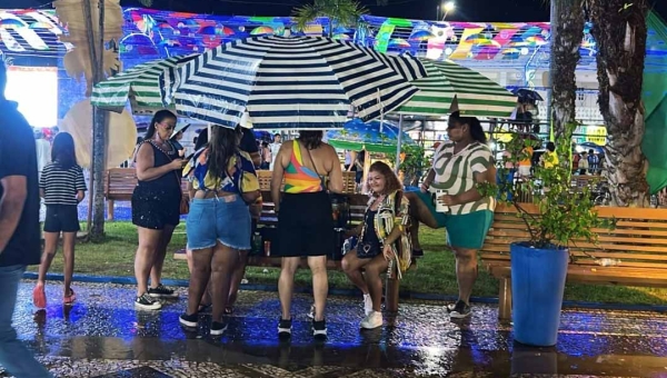 Chuva forte interrompe desfile dos blocos carnavalescos em Rio Branco e programação é remarcada para esta terça-feira