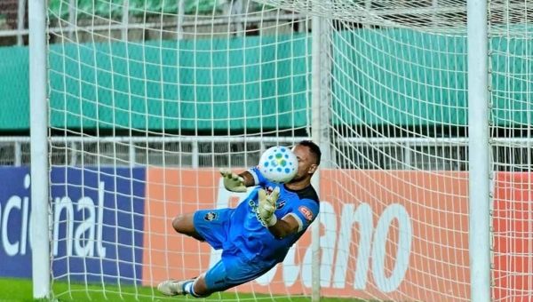 Bruno defende dois pênaltis, marca gol, mas Vasco-AC é eliminado da Copa do Brasil