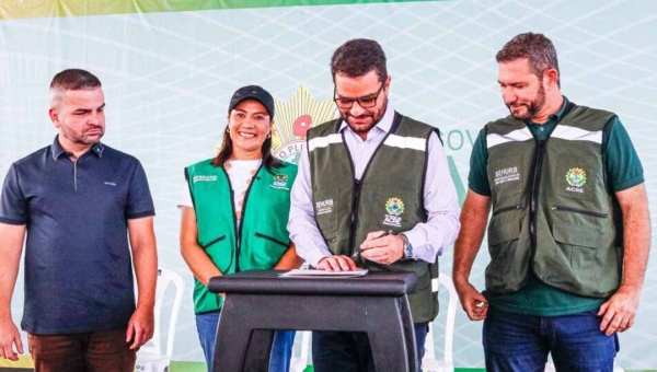 Em Tarauacá, governador Gladson Camelí assina autorização para a construção de novas unidades habitacionais