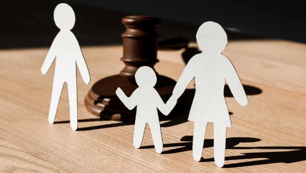 Pais perdem guarda de filha por negligência em relação com abusos sexuais sofridos pela criança