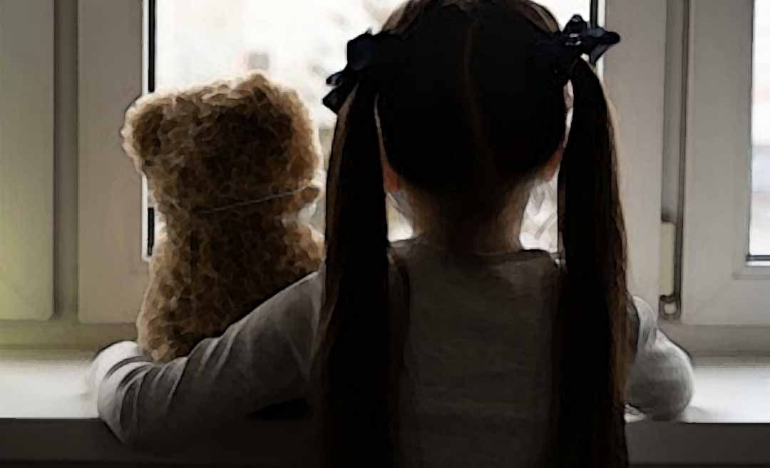 Polícia prende homem condenado a mais de 13 anos por estupro da meia-irmã de 9 anos