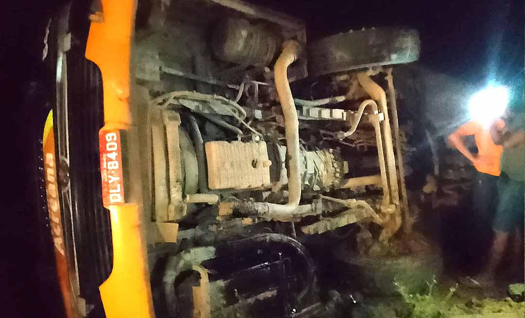 Ônibus com passageiros tomba na BR-364; má condição da rodovia pode ter sido o fator para o acidente