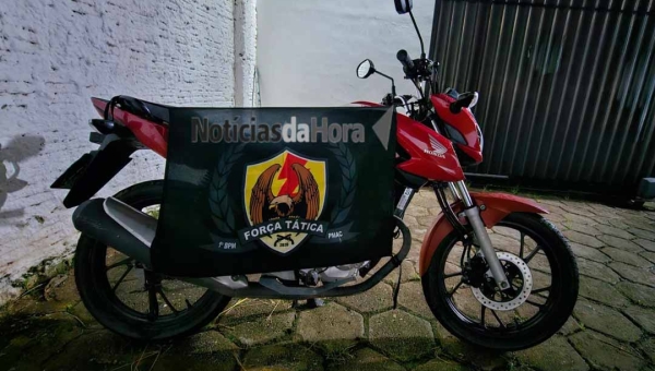 Tático do 1º BPM recupera motocicleta e pertences roubados após perseguição em Rio Branco