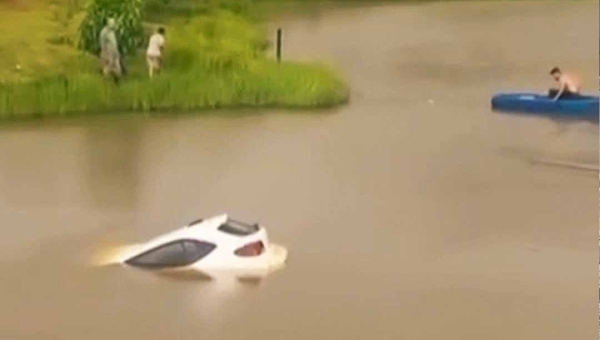 Mulher perde controle de carro e cai em açude na AC-475; morador salva vítima antes de veículo afundar