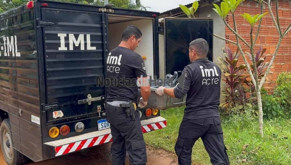 Jovem monitorado é morto a tiros dentro de casa após criminosos fazerem a mãe refém em Rio Branco