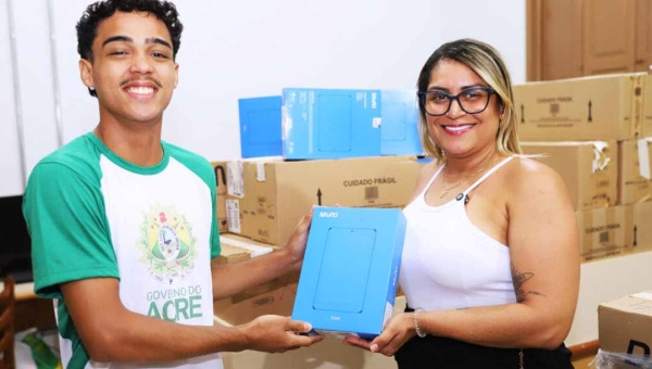Educação do Acre inicia entrega de tablets para alunos das escolas de ensino integral