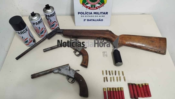 PM apreende três armas de fogo e granada durante patrulhamento na Vila Albert Sampaio, em Rio Branco