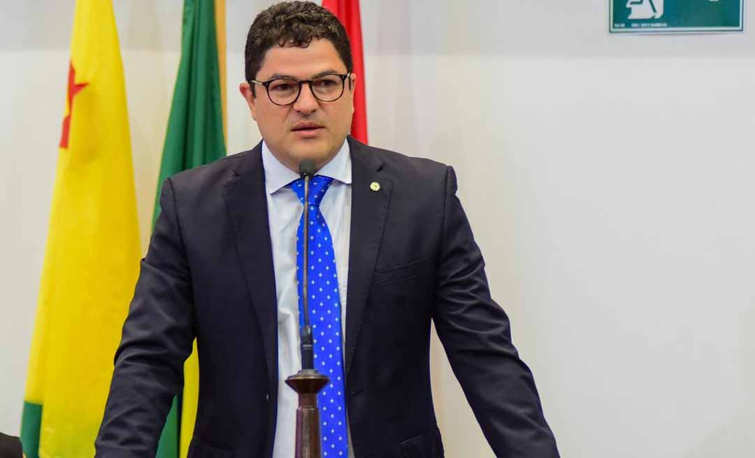 Governo sanciona lei de Eduardo Ribeiro, beneficiando alunos com cartão do material escolar