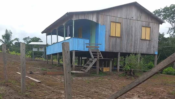 Invasão à terra indígena Huni Kuin no Jordão leva medo e terror, mostra reportagem