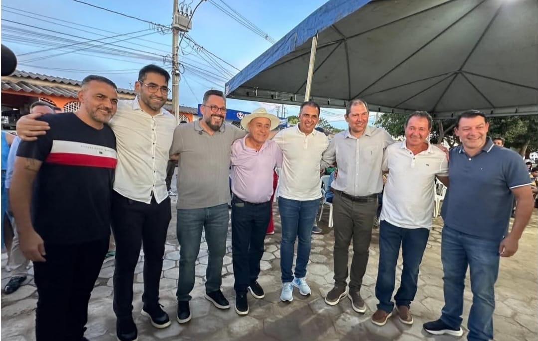 Com presença do senador Alan Rick, Bocalom entrega quadra de grama sintética no Conjunto Manoel Julião