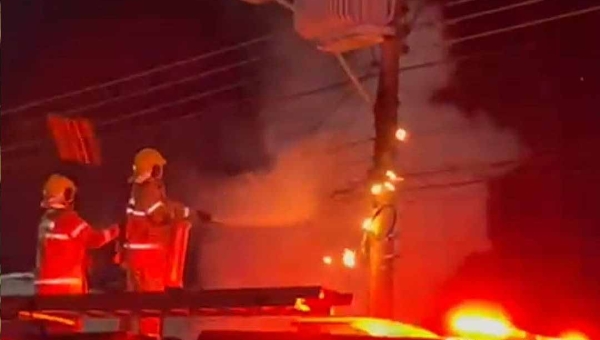 Incêndio em poste assusta moradores na Rua Rio de Janeiro, próximo ao Costelão da Floresta, em Rio Branco