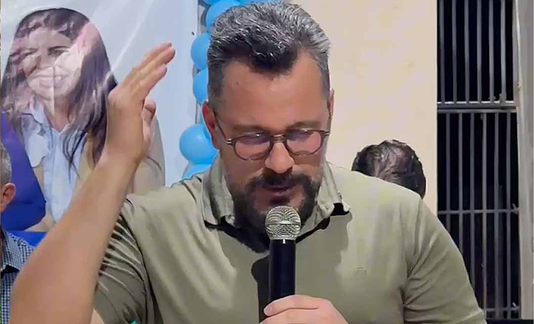 Em Acrelândia, Alan Rick puxa oração por Bolsonaro, pede fé no Acre e destaca investimentos no município