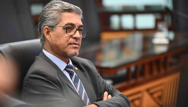 Com a debandada de deputados da base, Edvaldo brinca e diz que oposição é maior na Aleac e culpa falcões do governo pela falta de articulação