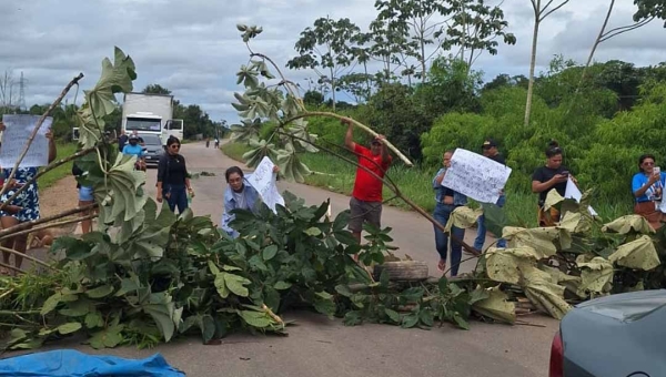 Pais de crianças com deficiência bloqueiam BR-364, próximo a Sena Madureira, e cobram inclusão de filhos em escolas da rede pública
